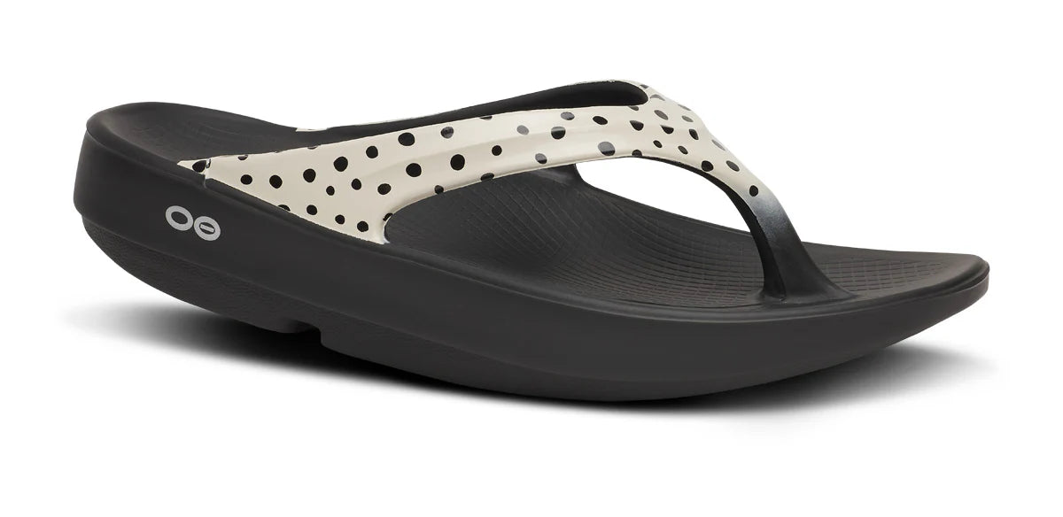 Women's OOlala Luxe Toe Post Sandal in Pebble