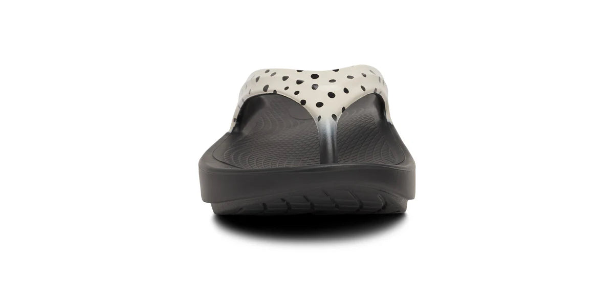 Women's OOlala Luxe Toe Post Sandal in Pebble