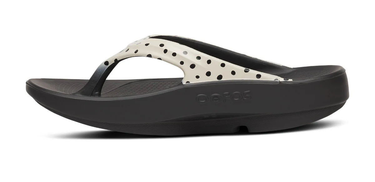 Women's OOlala Luxe Toe Post Sandal in Pebble