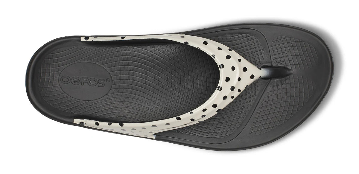 Women's OOlala Luxe Toe Post Sandal in Pebble