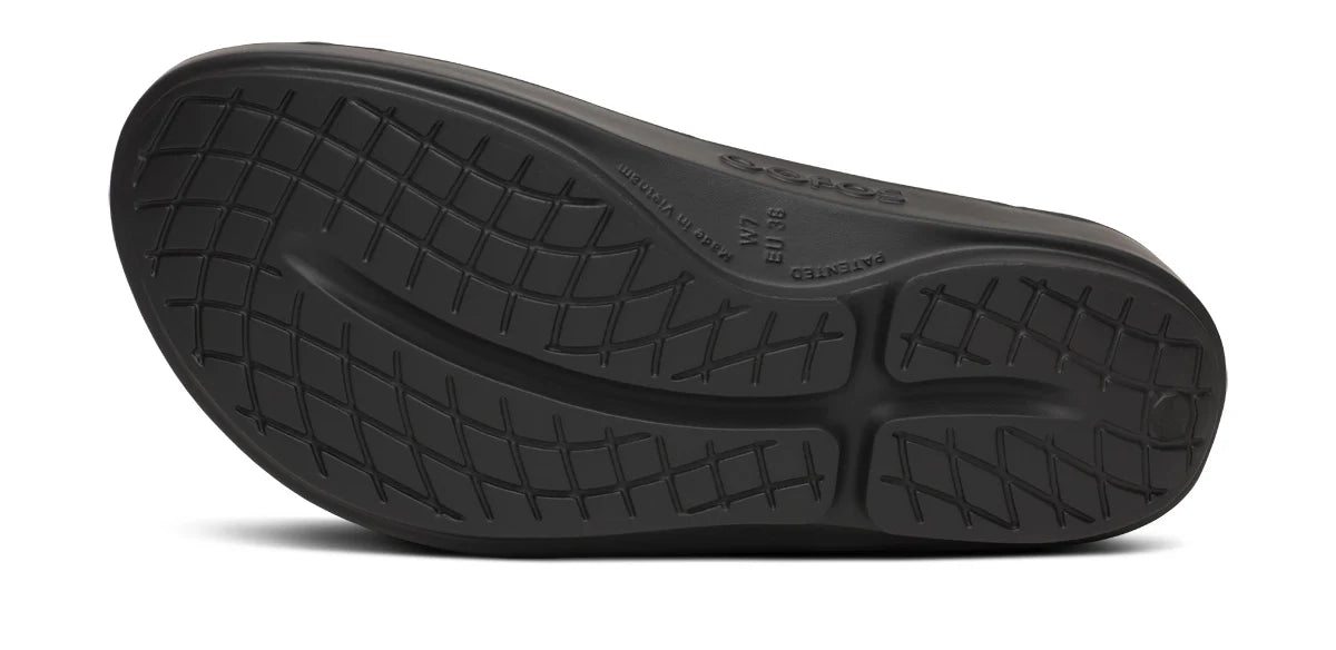 Women's OOlala Luxe Toe Post Sandal in Pebble