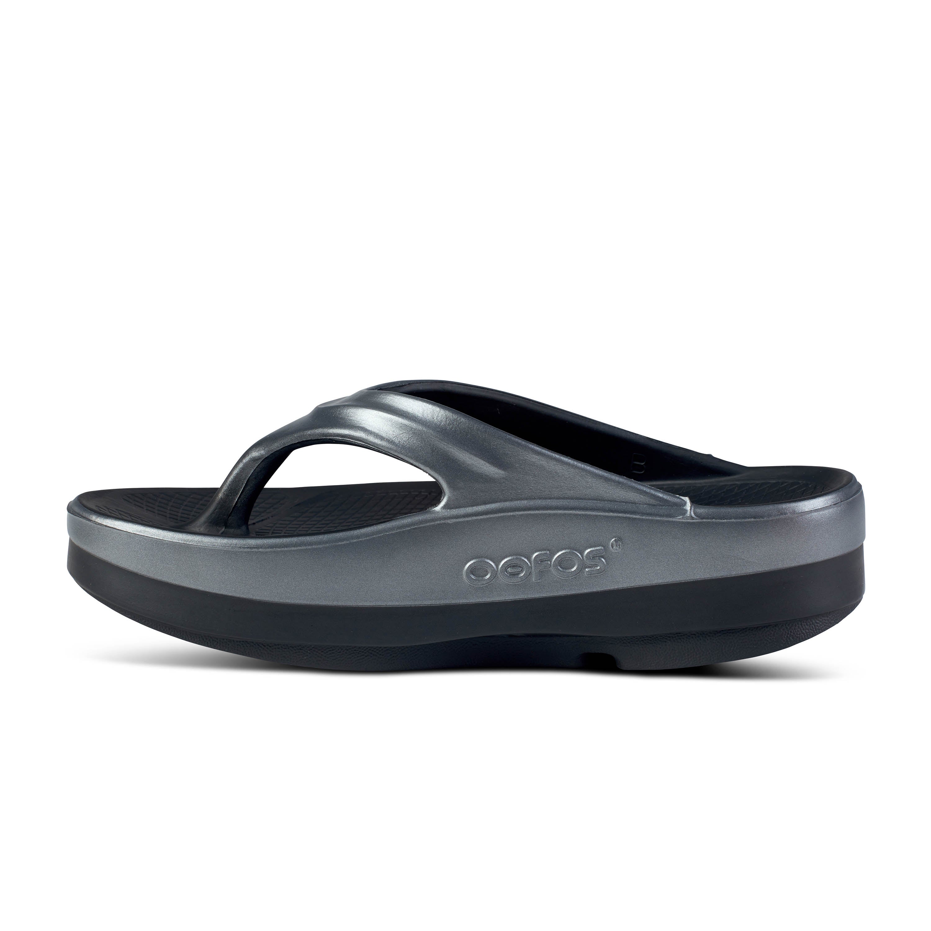 Women's OOmega Toe Post Sandal in Basalt