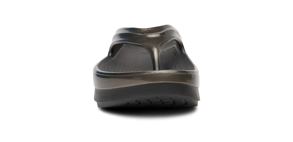 Women's OOmega OOlala Toe Post Sandal in Titanium Mirror