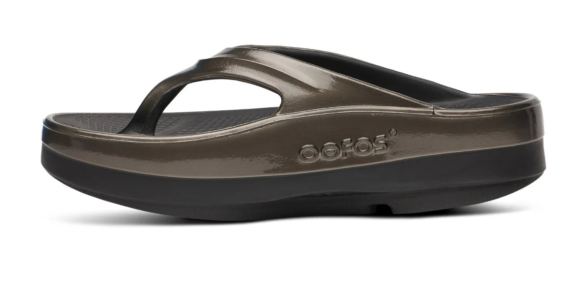 Women's OOmega OOlala Toe Post Sandal in Titanium Mirror