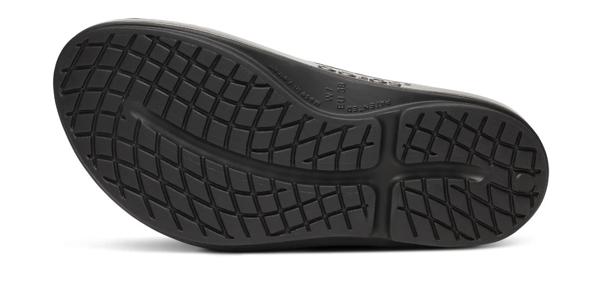 Women's OOmega OOlala Toe Post Sandal in Titanium Mirror