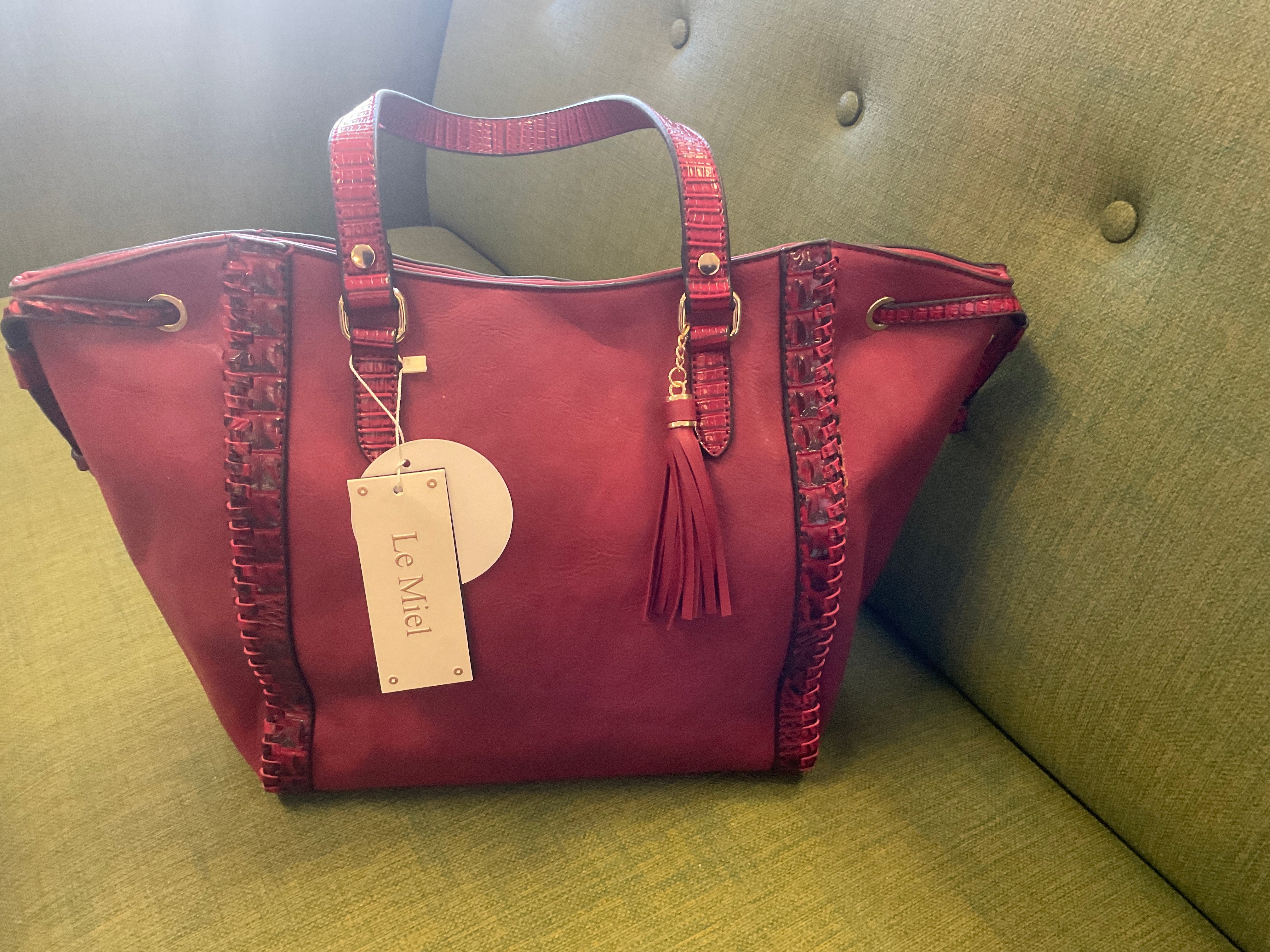 Le Miel Shoulder Bag in Red