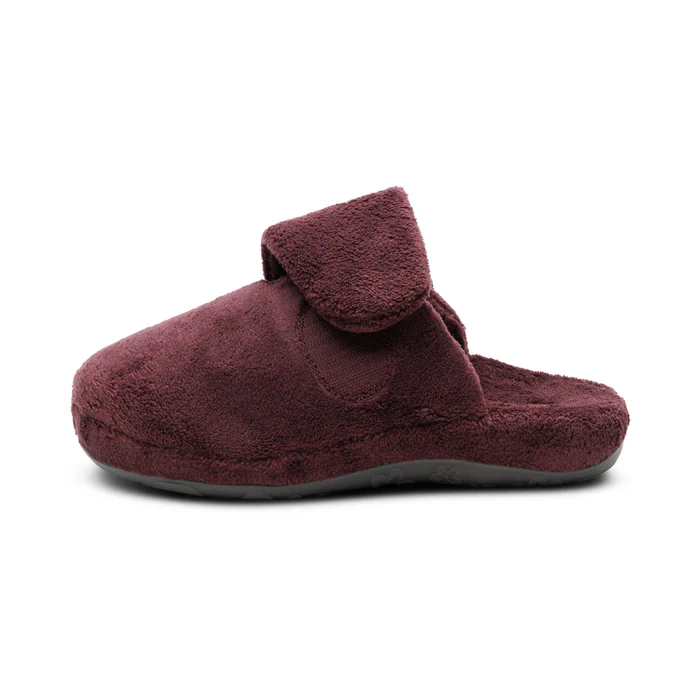 Mandy Closed Toe Slipper in Wine
