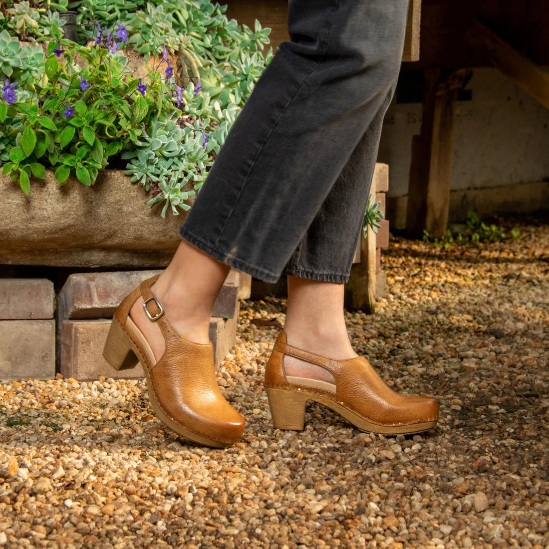 Sassy Milled Burnished Heel in Tan