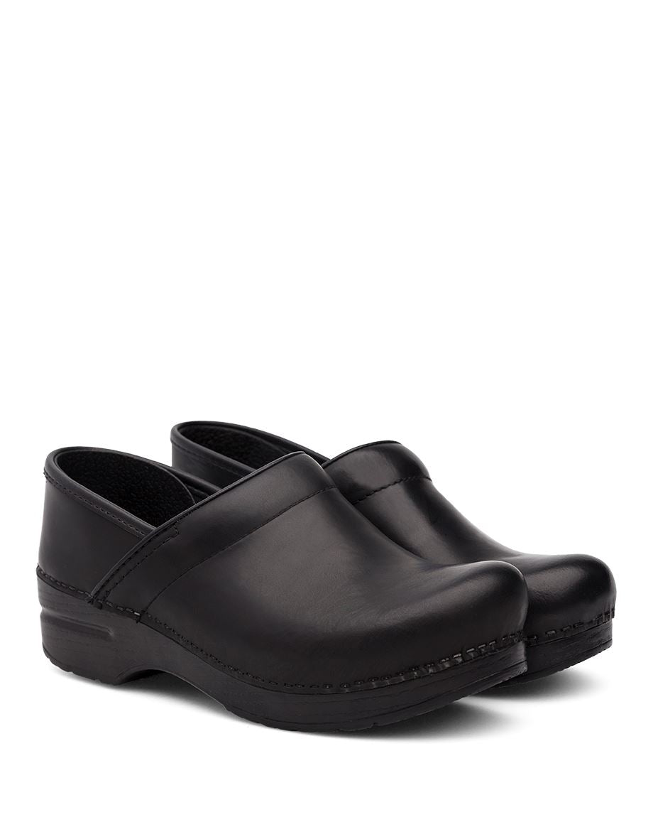 The Professional Narrow Clog in Black Cabrio