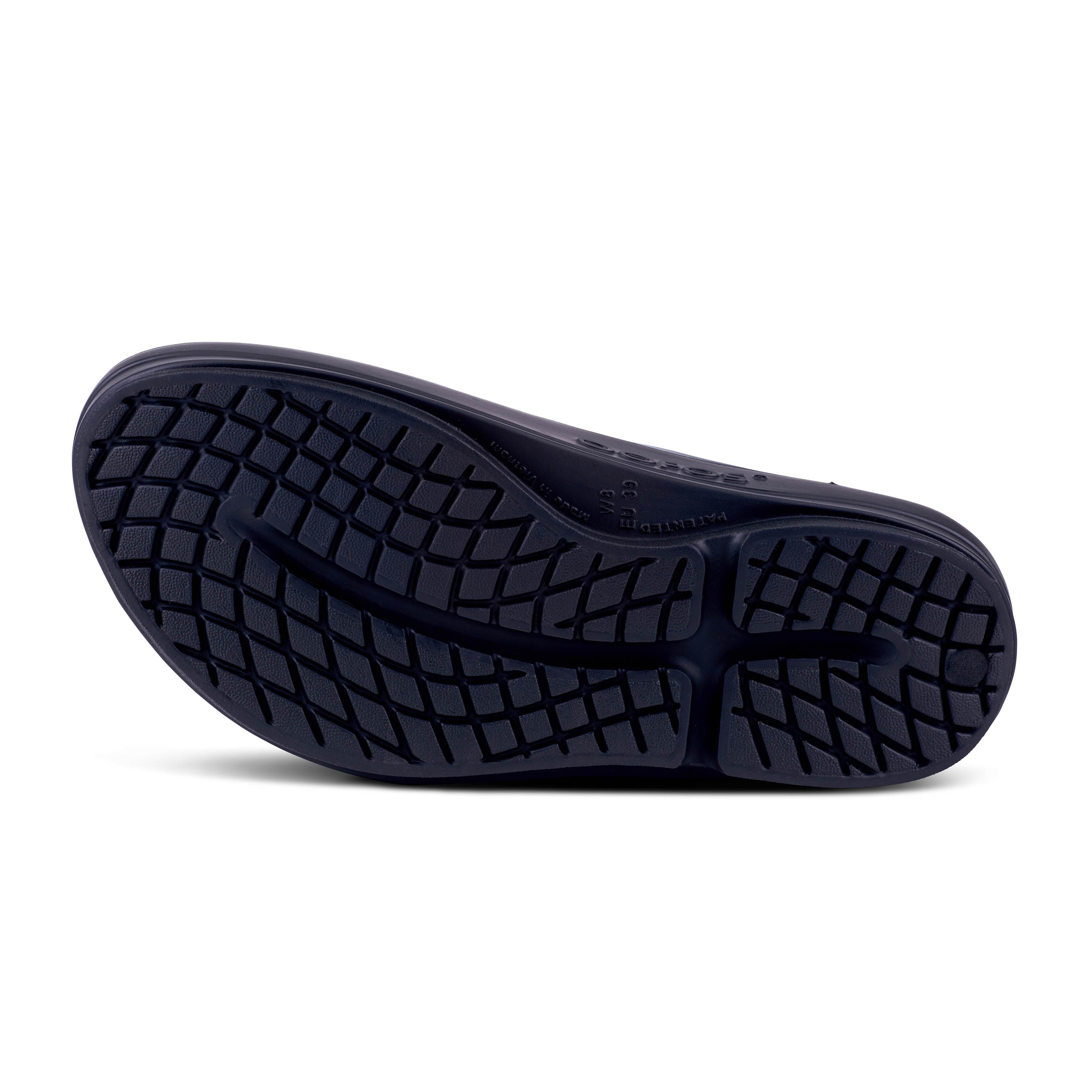 Women's OOmega Toe Post Sandal in Black