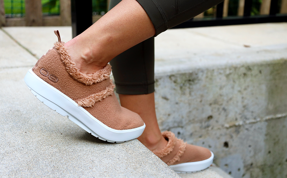 Women's OOcoozie Low Shoe in Chestnut